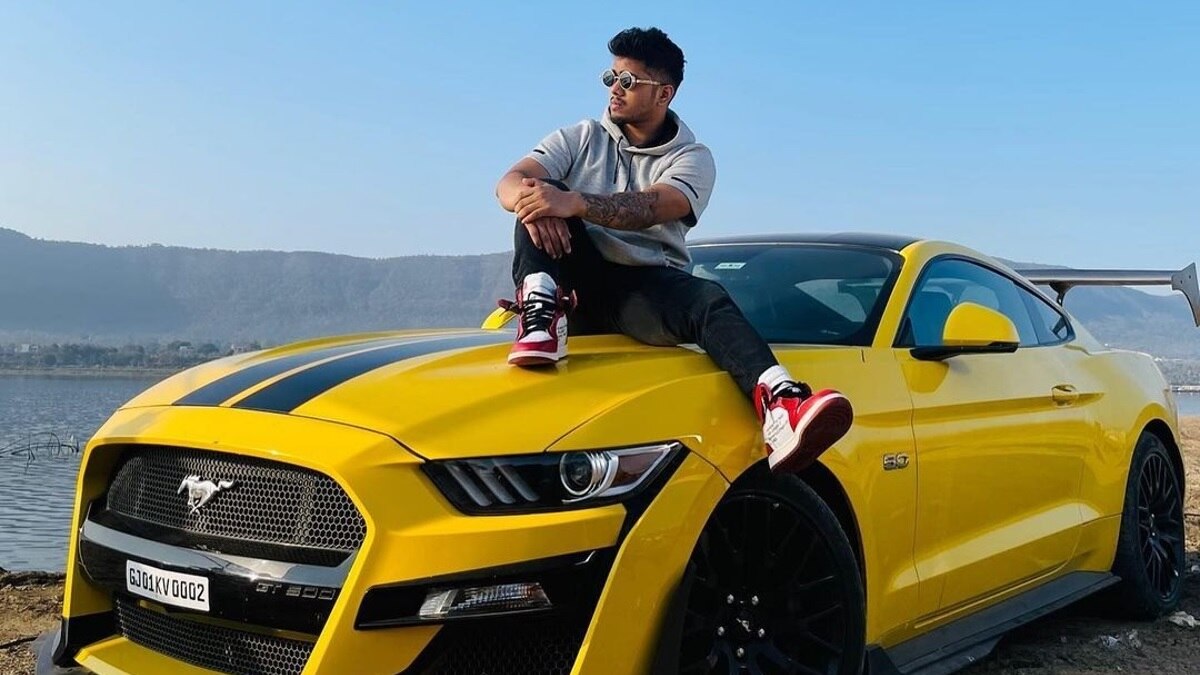 पोर्शे से फोर्ड मस्टैंग तक! इन कारों से चलते हैं देशी Youtubers, कीमत उड़ा देगी होश