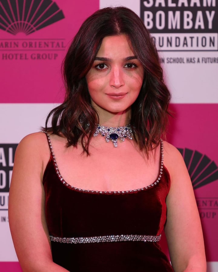 आलिया ने लंदन में होस्ट किया चैरिटी इवेंट, पहना हीरे-नीलम से जड़ा नेकलेस,  करोड़ों मे कीमत - Alia bhatt wore diamond sapphire jewellery worth 20 cr at  hope gala in london tmovp