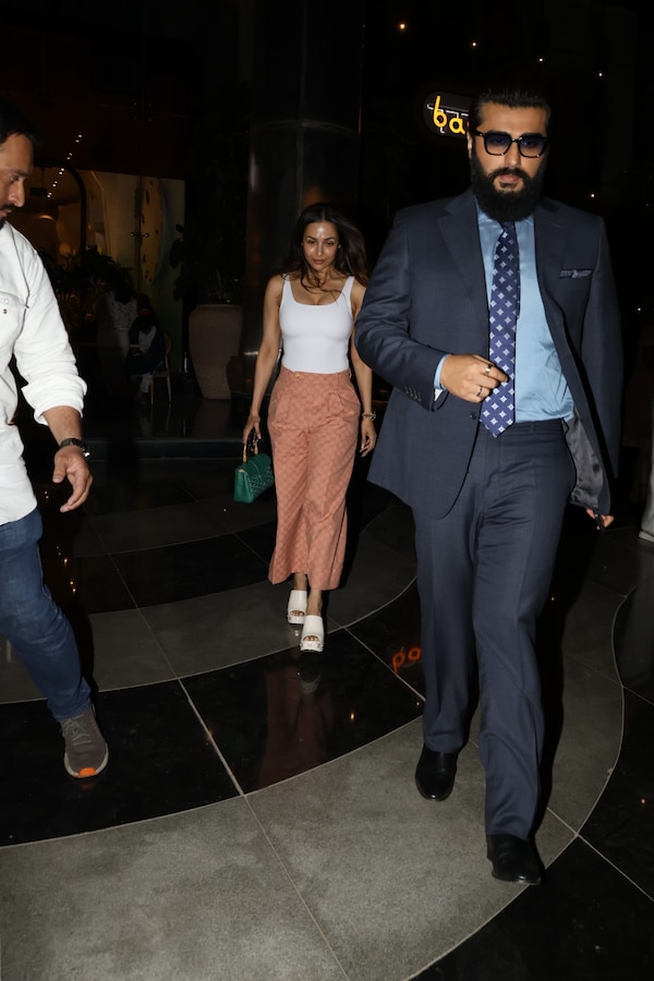 लेडीलव मलाइका को घर छोड़ने पहुंचे अर्जुन कपूर, चेहरे पर दिखी टेंशन! Video -  50 year old malaika arora arjun kapoor spotted actor dropped ladylove at  her home looked tensed video viral tmovb