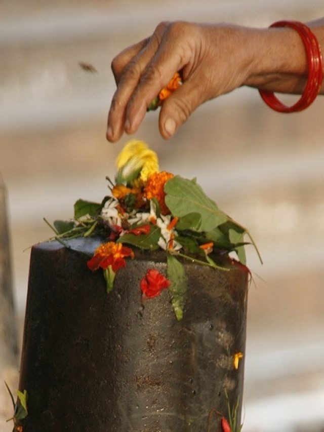 শিবরাত্রিতে এই নিয়ম মেনে চড়ান বেলপাতা, মনস্কামনা পূরণ হবেই