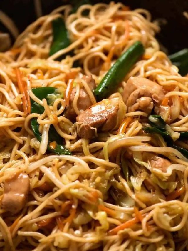 চাউমিন হবে ঝরঝরে, স্পাইসি! শিখে নিন সহজ রেসিপি