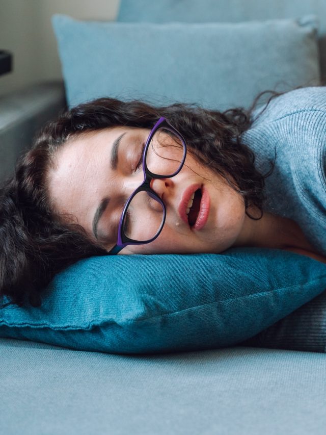 বিছানায় পড়লেই ঘুম, অনিদ্রা ভাগাতে বালিশের নীচে রাখুন এই এক জিনিস