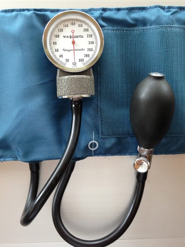 হাই ব্লাড প্রেসার নিয়ন্ত্রণ করতে চান? বাদ দিন এসব খাবার