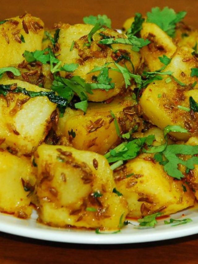 কাঁচা জিরে-ধনেপাতা দিয়ে আলুর তরকারি, এত টেস্ট ভাবতেও পারবেন না