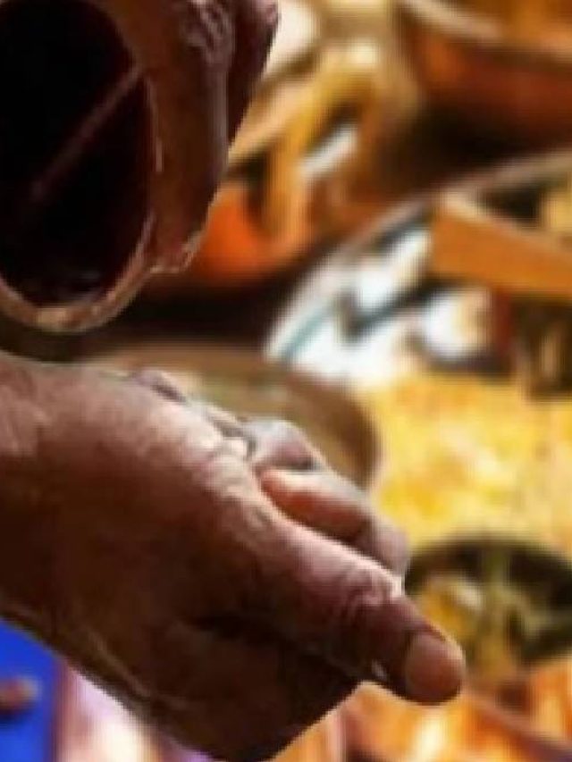 খাওয়ার আগে থালার চারপাশে জল ছেটান অনেকে, কেন? সত্যিটা জানুন