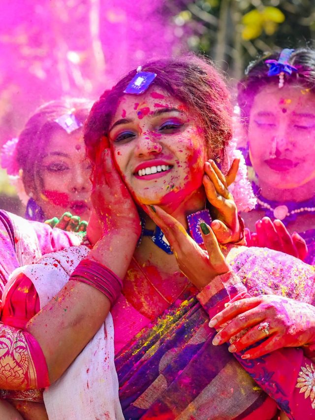 কোন কোন রঙের পোশাক থেকে জলদি ওঠে দোলের রং? জেনে নিন