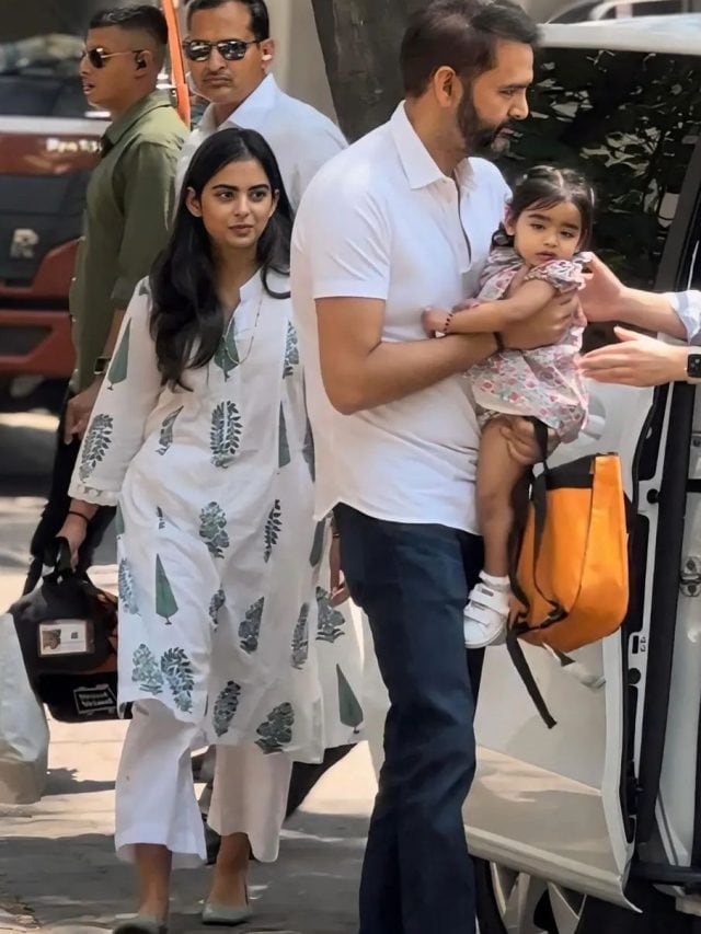 पति संग बच्चों को स्कूल छोड़ने पहुंचीं ईशा अंबानी, पहना था इतना सस्ता  कुर्ता, बैग भी था खास - Isha ambani anand piramal twins pre school first  day isha spotted without makeup