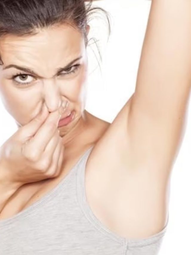 ঘামের গন্ধে জেরবার? বাদ দিন এই তিন খাবার