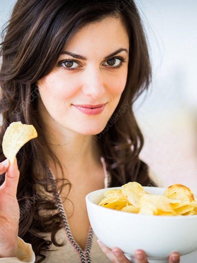 কিনবেন কেন? বাচ্চাদের আবদারে ৫ মিনিটে ভেজে দিন মুচমুচে আলুর চিপস