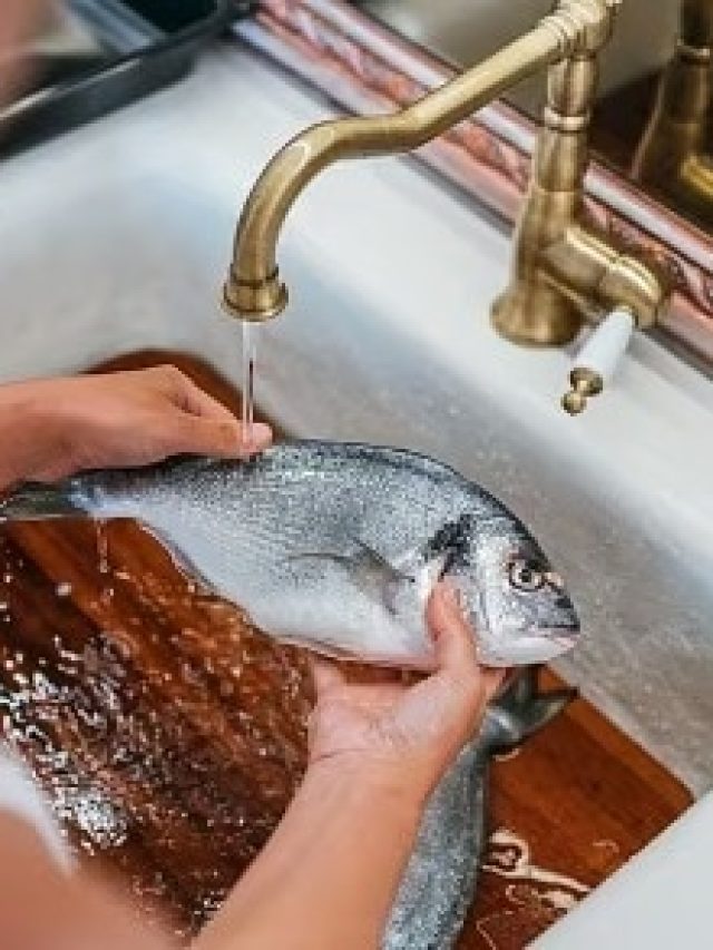 শুধু এই মশলা রেখে দিন, তাহলেই মাছ ধুলে হাতে আর আঁশটে গন্ধ হবে না