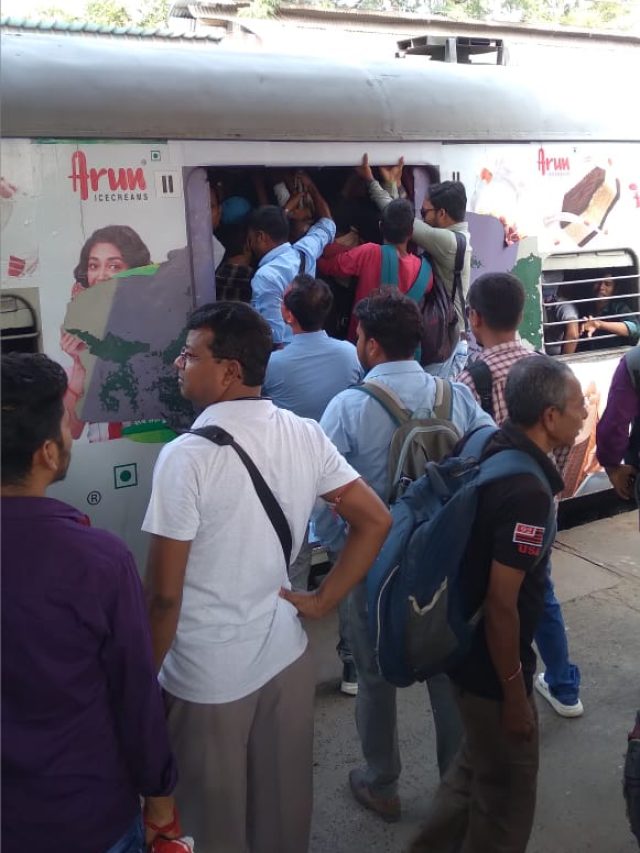 ভিড় ট্রেনেও যান আরামে, রইল স্মার্ট ডেলি প্যাসেঞ্জারদের টিপস