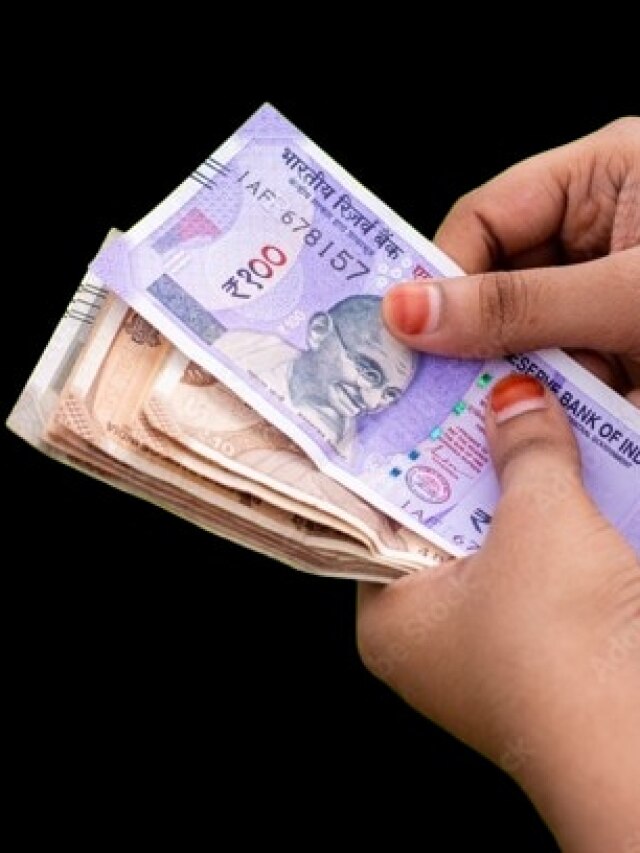 আপনিও কি এভাবে টাকা গোনেন? সাবধান, সব শেষ করে দেবেন দেবী লক্ষ্মী