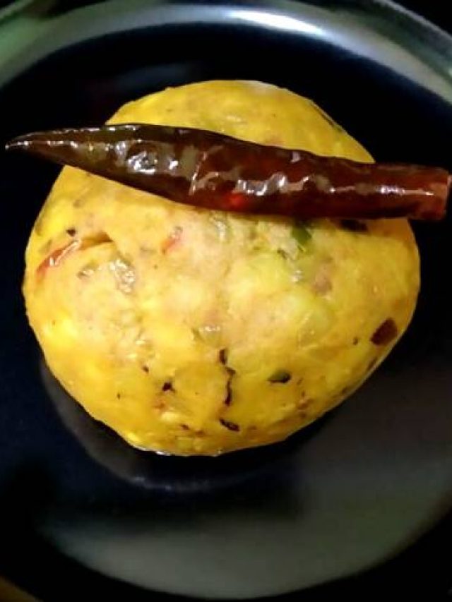 গরম ভাত আর সঙ্গে পাতলা মুসুর ডাল, বাঙালি স্টাইলে আলু চোখা থাকলে আর কী চাই