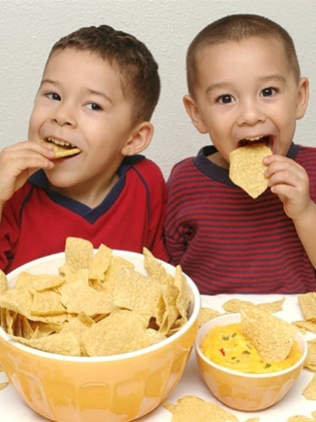 বাচ্চা শুধুই জাঙ্কফুড খেতে চায়? দূরে রাখার  দারুণ ৫  টিপস