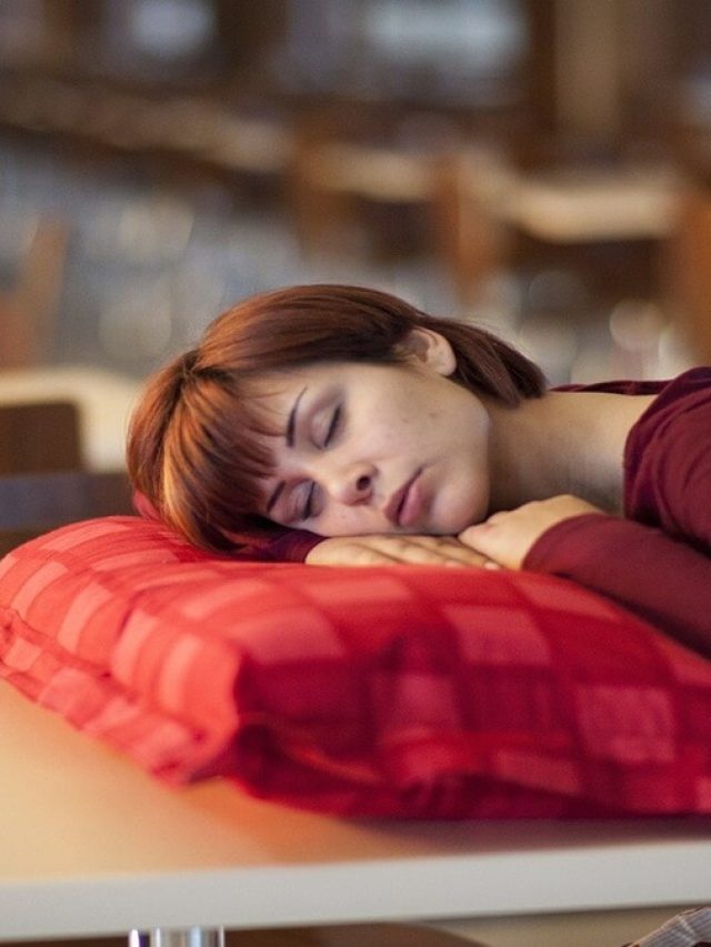 ঘুমানোর আগে বালিশের নীচে রাখুন এই জিনিস, তারপর ভাগ্যের খেলা হবে!