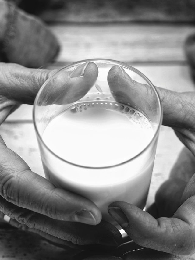 বয়স বাড়লেও নো টেনশন, দুধের সঙ্গে এই ৫ জিনিস মেশালেই হাড় থাকবে লোহা