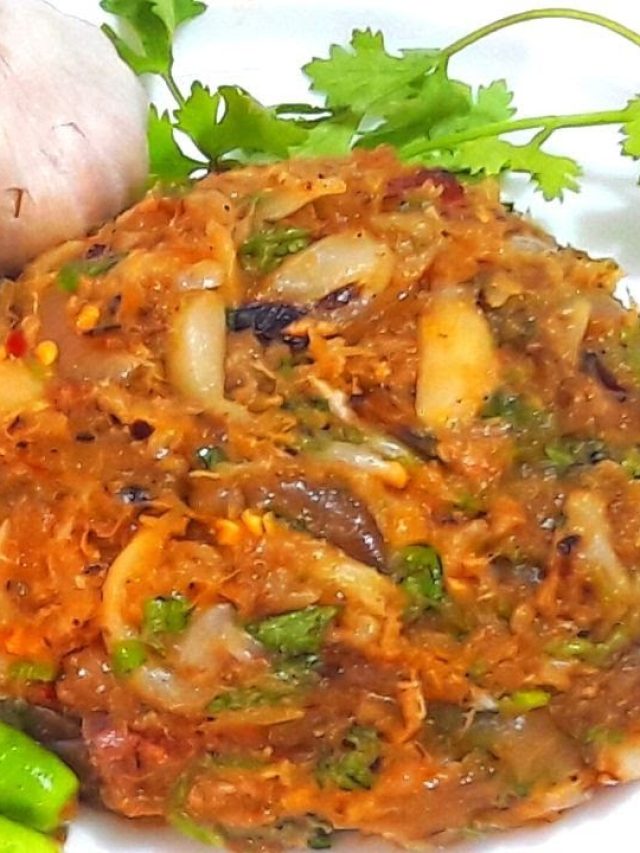 জিভের অরুচি দূর করবে এক নিমেষে, পাতে রেখেই দেখুন পোড়া রসুন ভর্তা