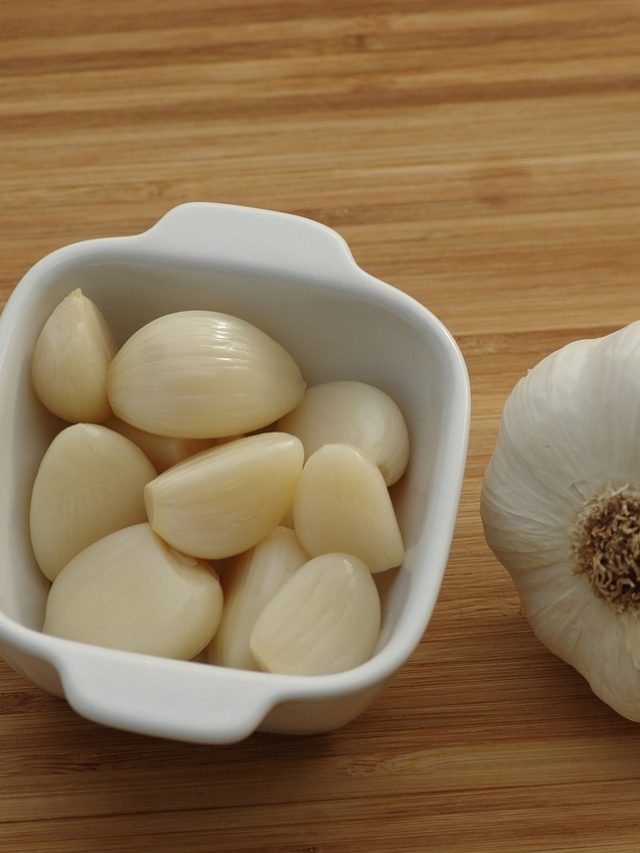 শোওয়ার আগে বালিশের তলায় রাখুন  ১ কোয়া রসুন, রাতটা ভাল কাটবে