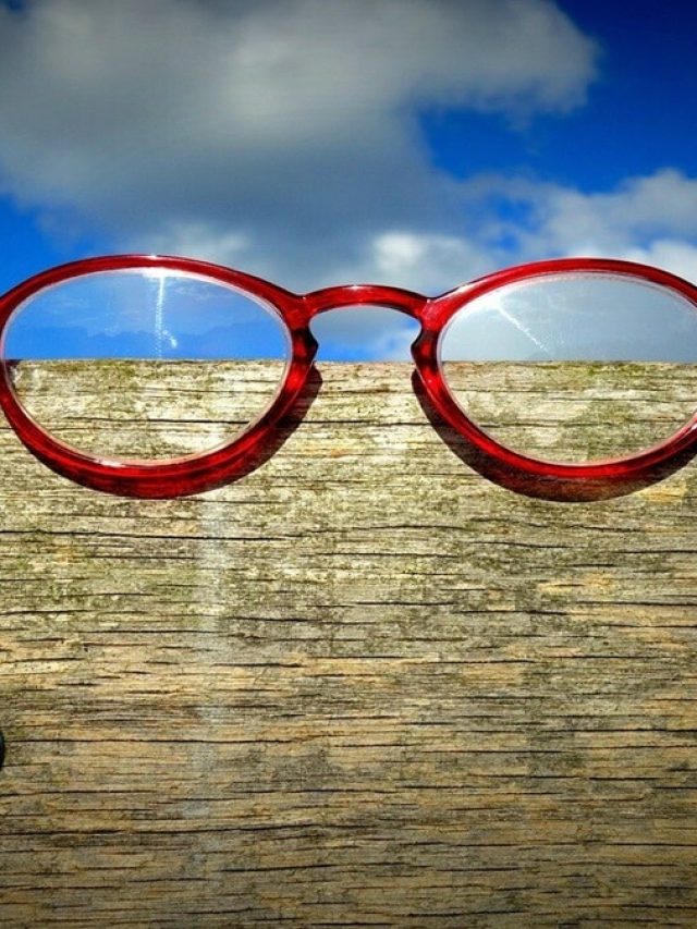 ক্রিস্টাল ক্লিয়ার হবে ভিউ! এভাবে পরিষ্কার করুন চশমার কাঁচ