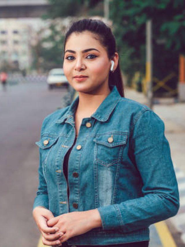 প্রেমে পড়লে মেয়েরা এভাবেই ইঙ্গিত করে, ধরতে পারলেই কেল্লাফতে