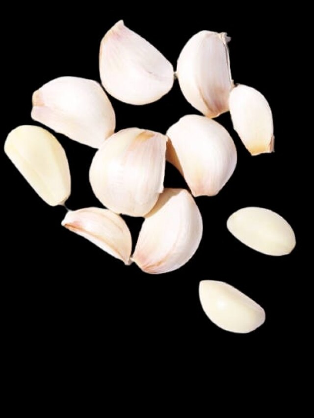 শোওয়ার আগে বালিশের নীচে রাখুন এক কোয়া রসুন, রাতেই খেলা হবে