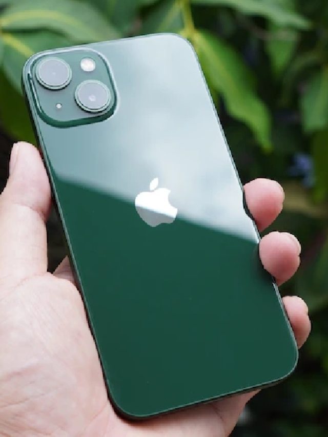 iPhone 13 पर बंपर डिस्काउंट, क्या आपको ये फोन खरीदना चाहिए?