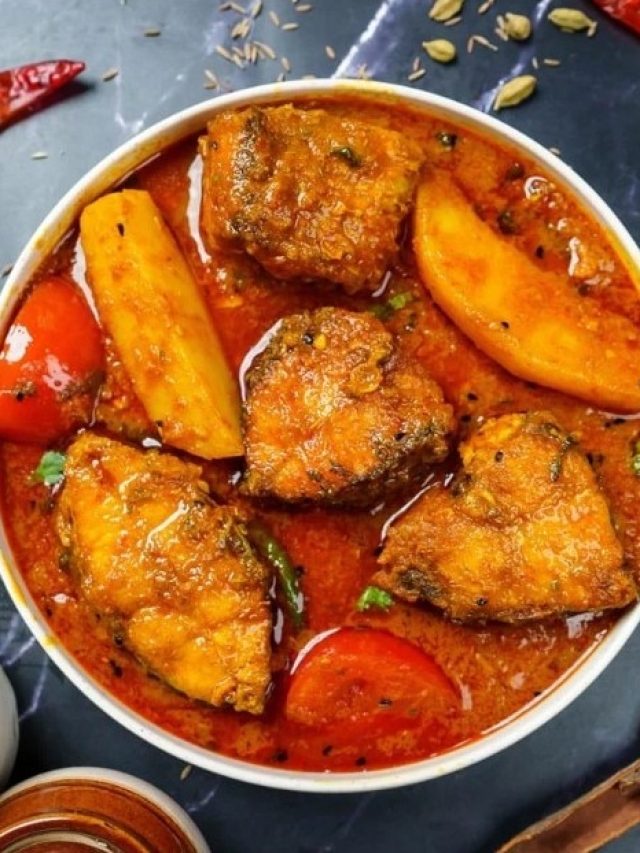 লাল ঝোলে ভাসছে আলু-মাছ, কাতলা পাতে পড়তেই বাড়বে ক্ষিধে