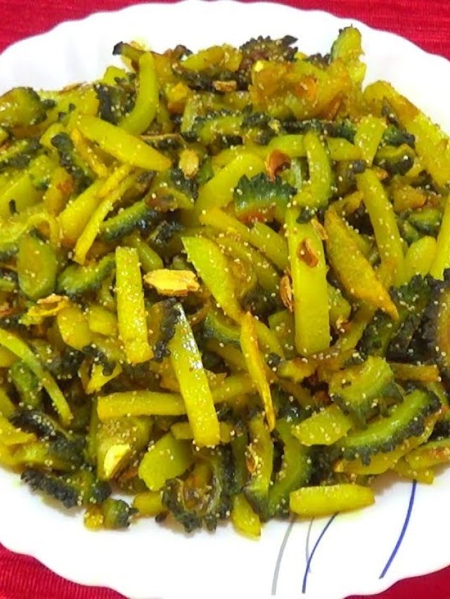 মাছের চকচকে তেল দিয়েই ভেজে নিন আলু-উচ্ছে, পাতে পড়তেই ভাত উঠবে নিমেষে