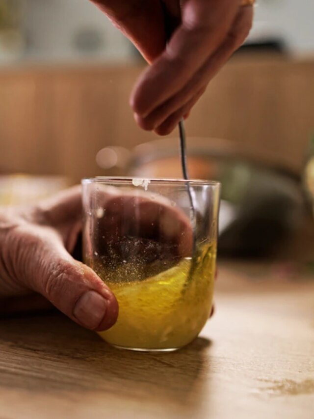 পাকা চুল হবে মিশমিশে কালো, সর্ষের তেলে দুই মশলা মিশিয়ে মাখুন