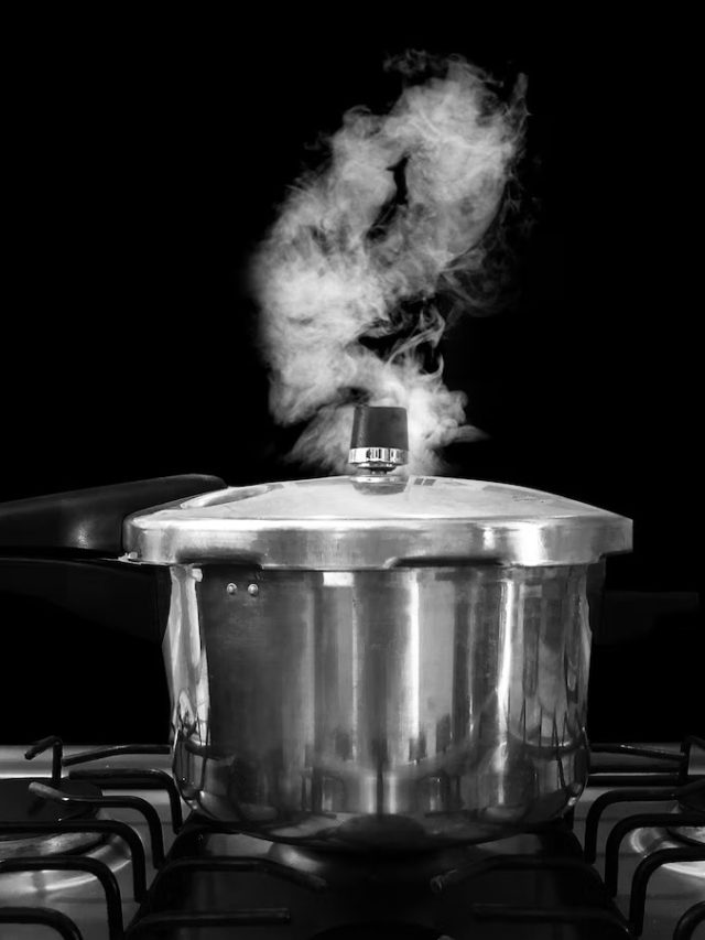 কুকারকেই বানান আয়রন, ব্যাচেলারদের জন্য মোক্ষম ট্রিকস