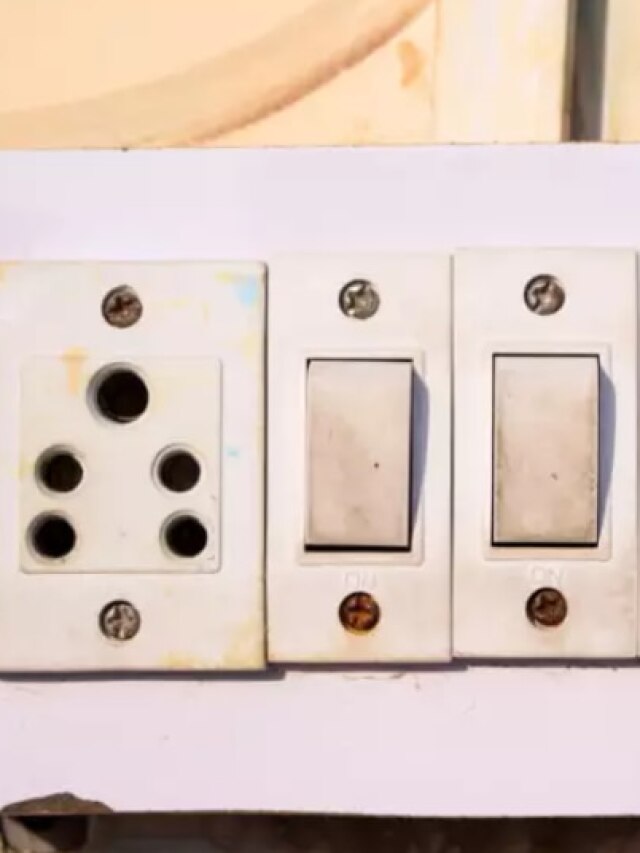 ভুলেও জল নয়, এভাবেই ঝকঝকে হবে নোংরা সুইচবোর্ড