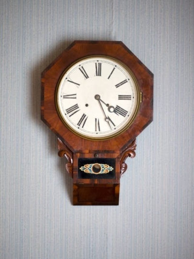 बुरा समय ला सकती है गलत दिशा में लगी घड़ी, हमेशा रहोगे तंगहाल