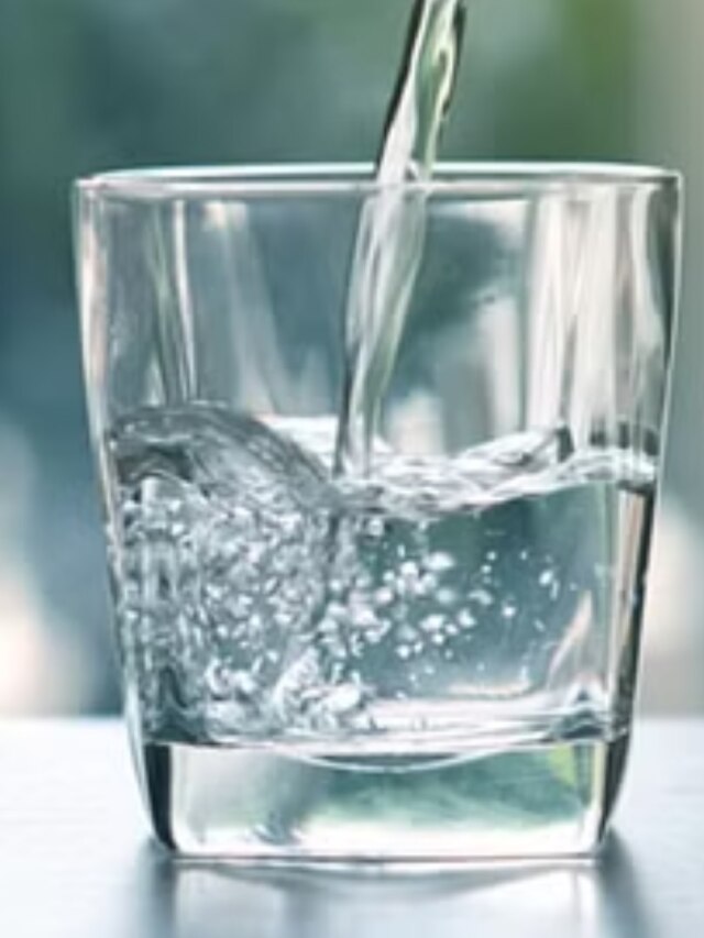 যৌবন ধরে রাখতে ওজন অনুযায়ী প্রতিদিন কতটা জল খাবেন: আয়ুর্বেদ