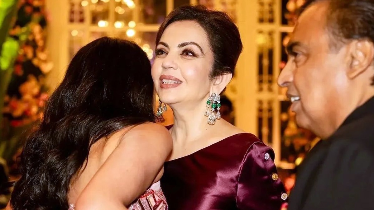 रिहाना संग अंबानी परिवार, राधिका को नीता अंबानी ने लगाया गले, जश्न की यादगार रात