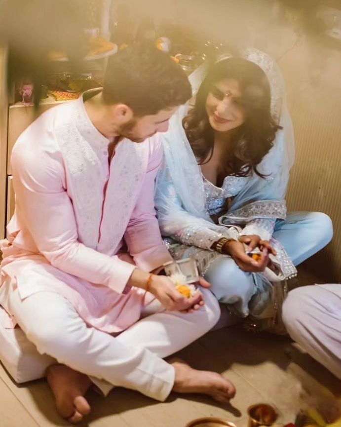 प्रियंका चोपड़ा की शादी की अनदेखी फोटो, कुर्ता-पैजामा में निक, सूट में  प्यारी लगीं देसी गर्ल - Priyanka chopra nick jonas pre wedding unseen  picture viral priyanka dancing in ...