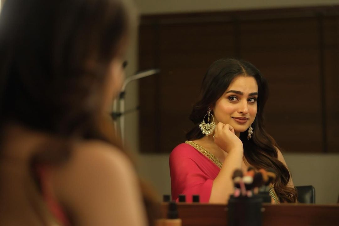 Ayesha Khan 16