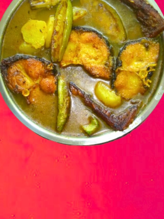আলু পটল দিয়ে মাছের ঝোলে দিন এই স্পেশাল মশলা বাটা