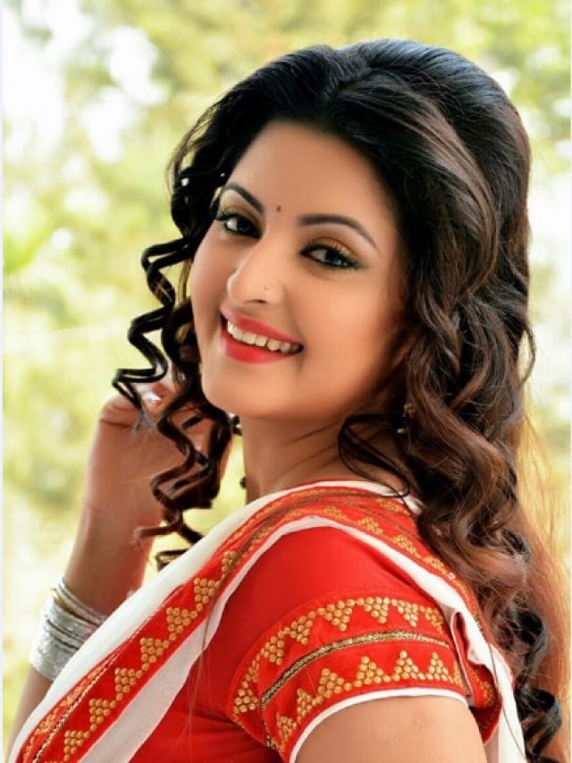 হলুদে এই জিনিসটি মিশিয়ে লাগান, পাকা চুল এমনিতেই কালো হয়ে যাবে