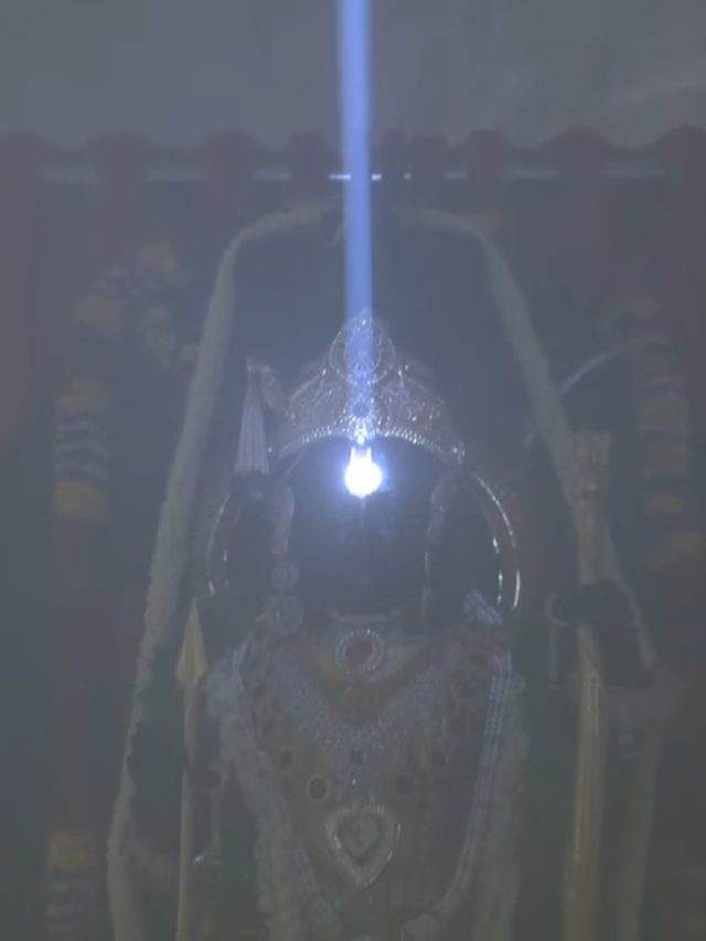 রামলালার কপালে জ্যোতি! সূর্য তিলকের গায়ে কাঁটা দেওয়া মুহূর্ত দেখুন