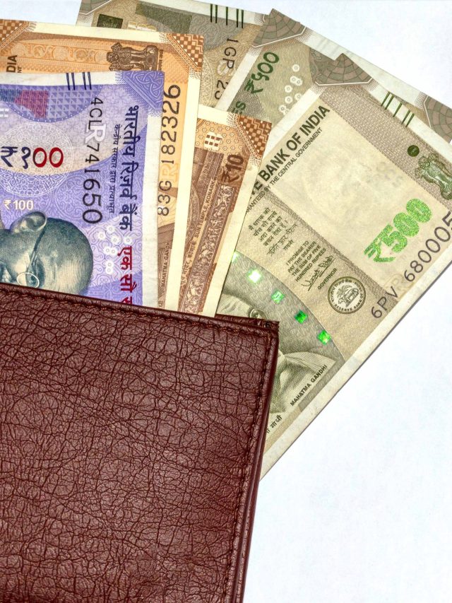 আর্থিক জট কেটে বইবে টাকার বন্যা; বালিশের নীচে রাখুন এই এক জিনিস