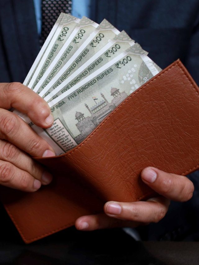 সময় থাকতে আলমারিতে ফেলে রাখুন এই ফুল, টাকা ফুলে-ফেঁপে উঠবে