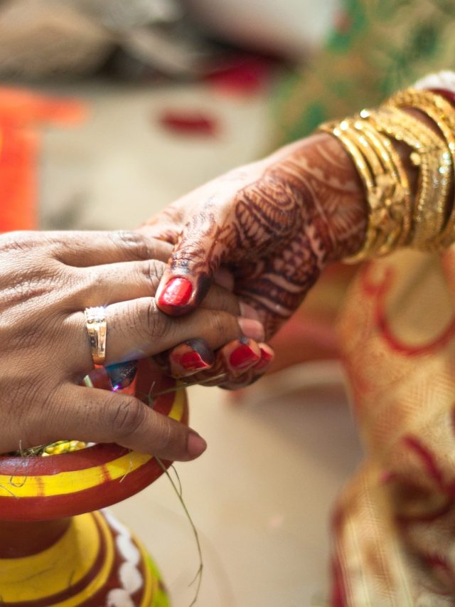 বাড়ির কাছেই বিয়ে হয় এঁদের! বিরাট সৌভাগ্যবান