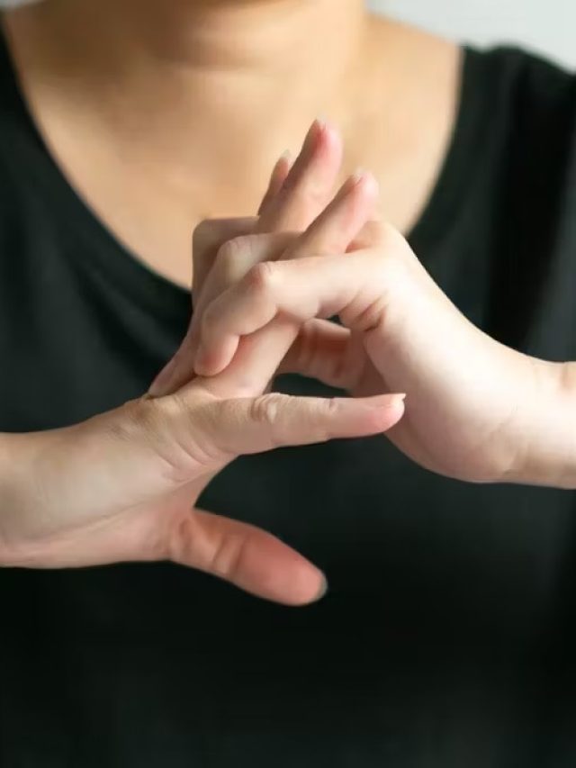 মটমট করে আঙুল ফোটাচ্ছেন? কী হবে জানুন