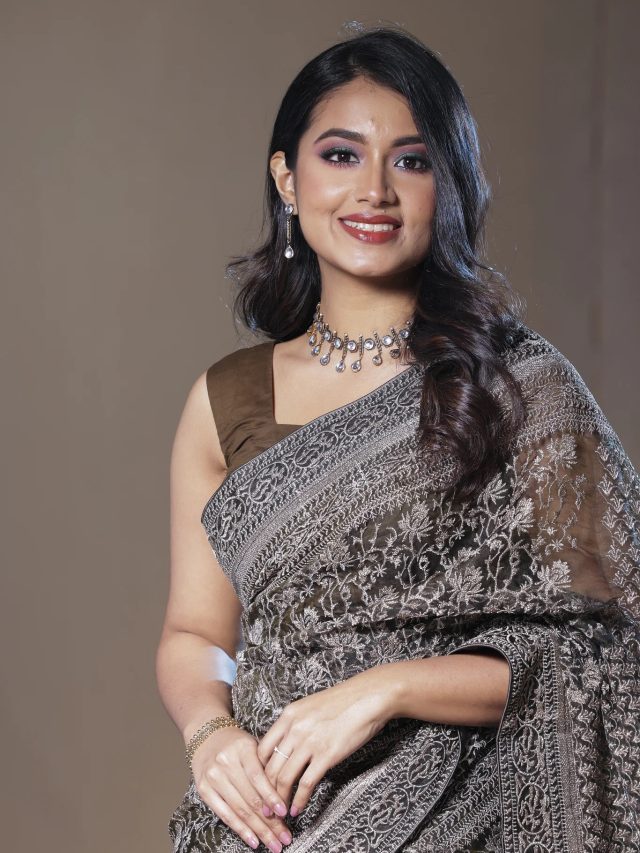 ভ্যাপসা গরমেও বিয়েবাড়িতে শাড়ি? রইল কিছু দারুণ টিপস