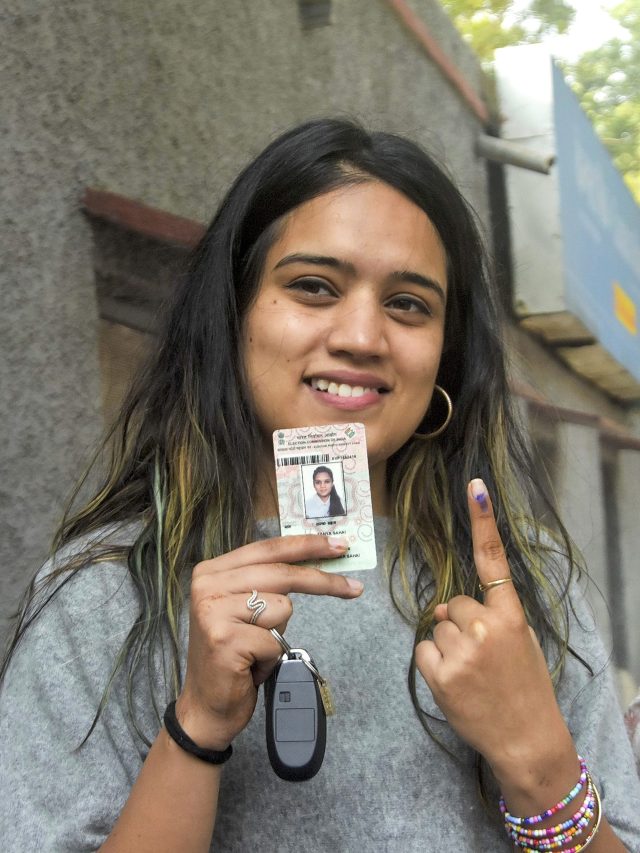 লোকসভার আগে ভোটার কার্ডে সমস্যা? ফোন করুন এই নম্বরে