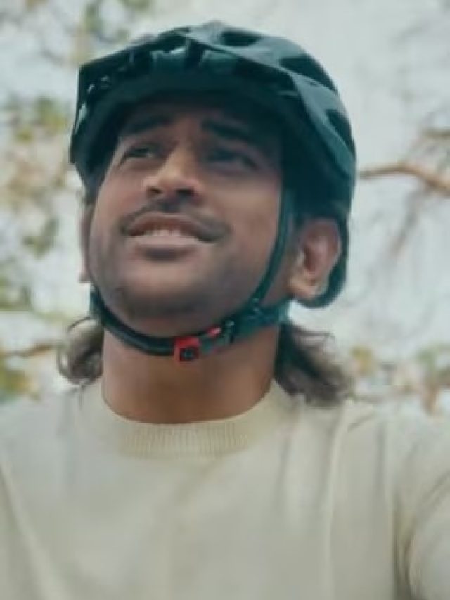 সাইকেল চালাতে চালাতে গান গাইলেন ধোনি, দেখুন VIRAL VIDEO