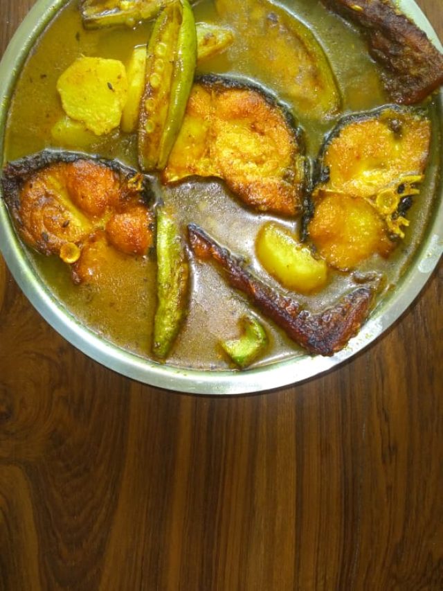 পটল দিয়ে এভাবে মাছের ঝোল বানান, চেয়ে খাবে বাচ্চা-বুড়ো!