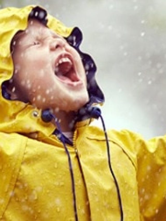 আকাশে তাকিয়ে হাঁ করে বৃষ্টির জল খান, কখনও বুড়ো হবেন না, শুধুই মস্তি