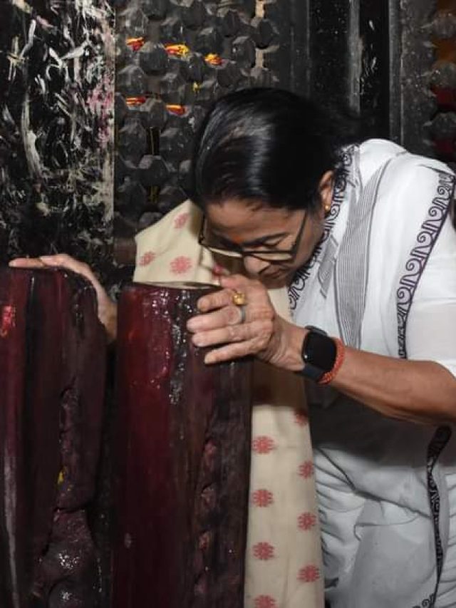 পুজো দিলেন মমতা,  করলেন আরতিও, কালীঘাট মন্দির নিয়ে দিলেন বড় আপডেট