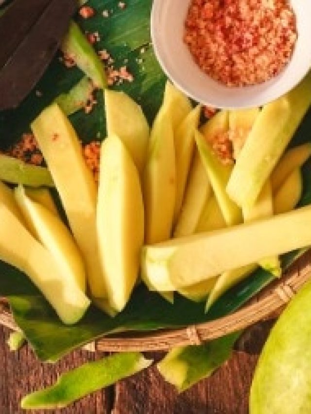 কাঁচা আমে নুন চটকে খান রোজ, তারপরে দেখুন শরীরে কী খেলা হয়